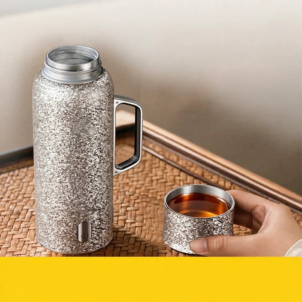 כוס מחוממת מבודדת מטיטניום עם ידית 680ml בקופסת מתנה